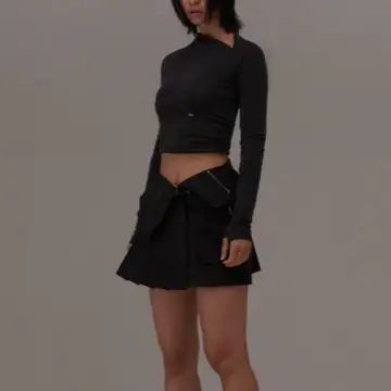 Pleated Mini Skirt in black with chill style on foldable waist line 1
