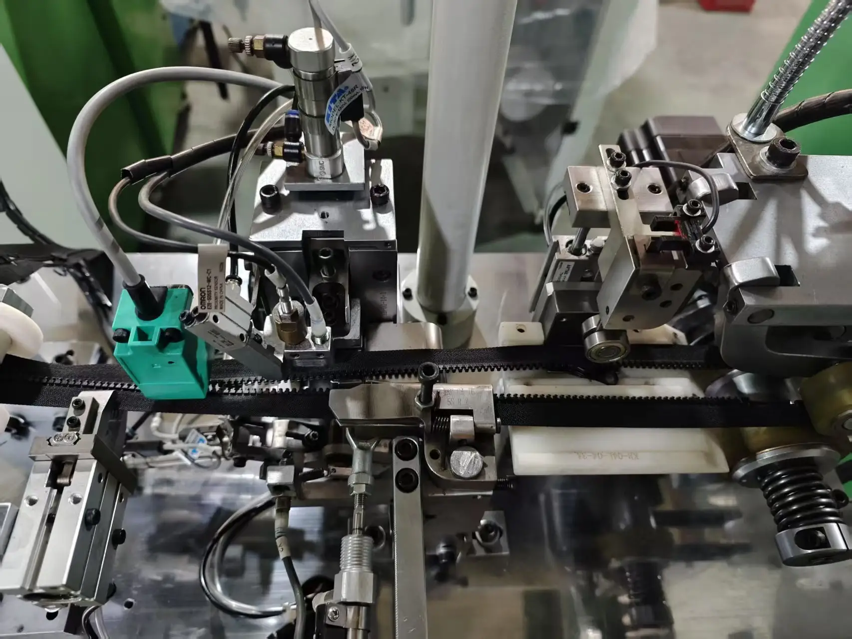 Automatic Zipper Slider Assembly Machine Supply Garment Shops 8