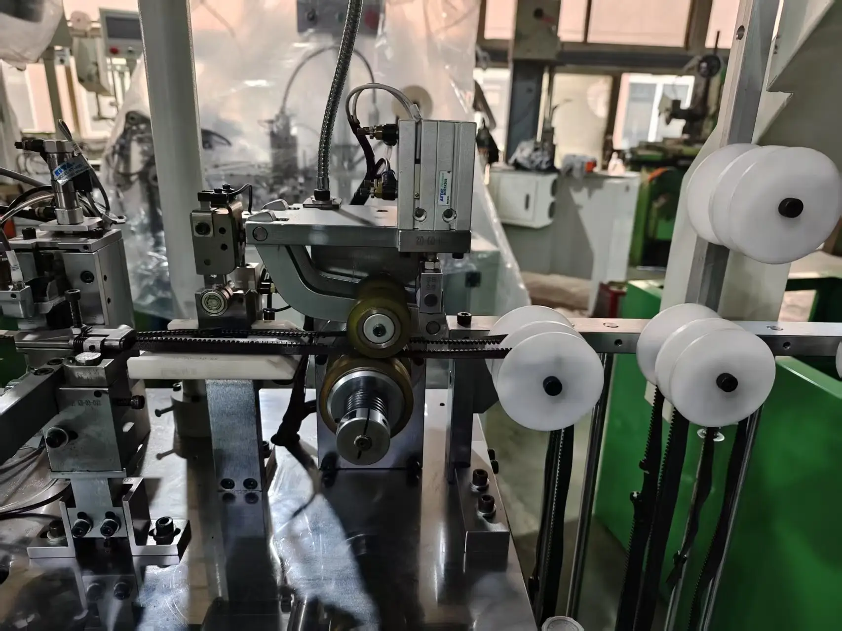 Automatic Zipper Slider Assembly Machine Supply Garment Shops 3