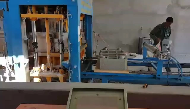Yixin Machinery آلة تصنيع بلوك الطين الأوتوماتيكية الهيدروليكية العالية QT5-15 1