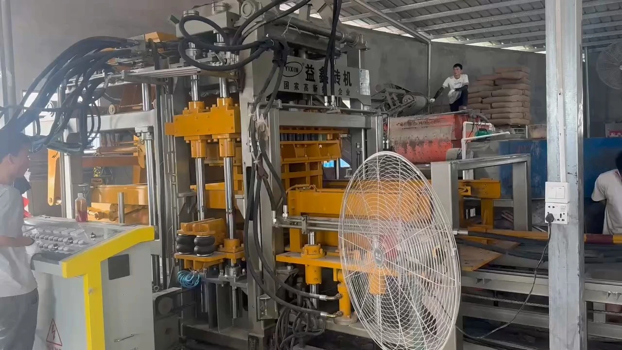 Machine à fabriquer des pavés hollandais automatique robuste et durable de qualité, économe en énergie, de fabrication Yixin Machinery QT6-15 1