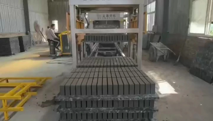 Yixin Machinery Venta al por mayor Máquina de producción de bloques de alta resistencia pavimentadora de nuevos materiales QT10-15 1