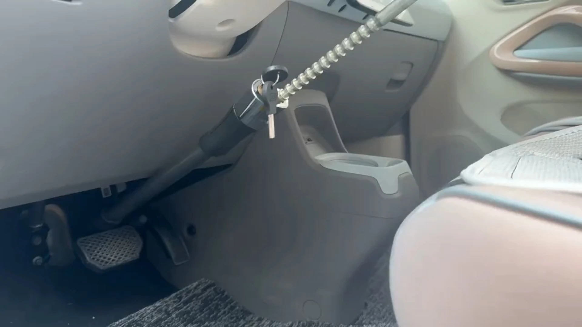 UMEDO-Auto Safety Guard Pedal Car Lock Anti Theft Lock 1