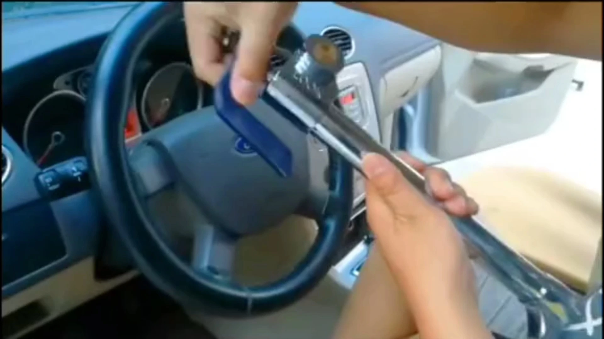 Antivol de pédale de voiture UMEDO rétractable à double crochet, robuste et résistant, pour volant et pédale. 1