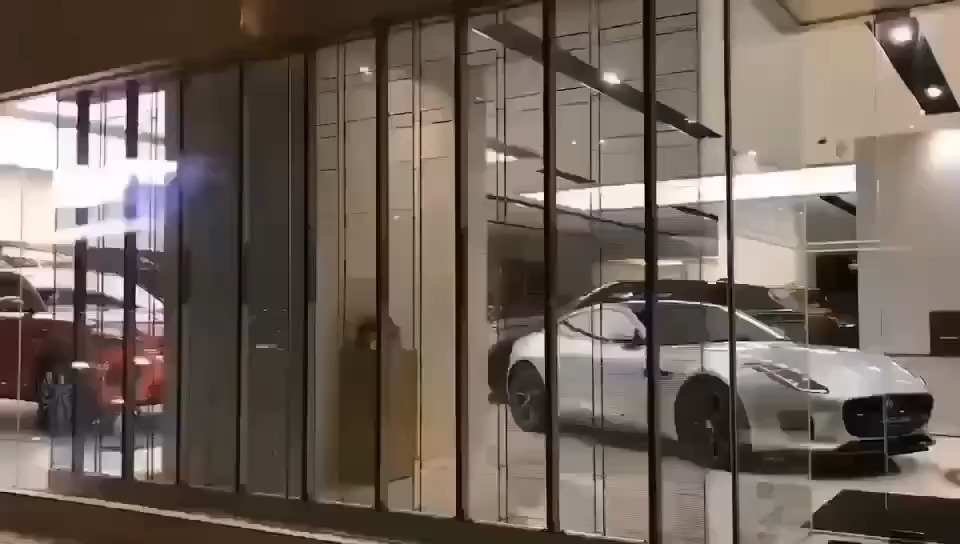 Fácil instalación 3d película LED transparente 4S tienda compras ventana de vidrio módulo de rejilla pantalla publicitaria 1