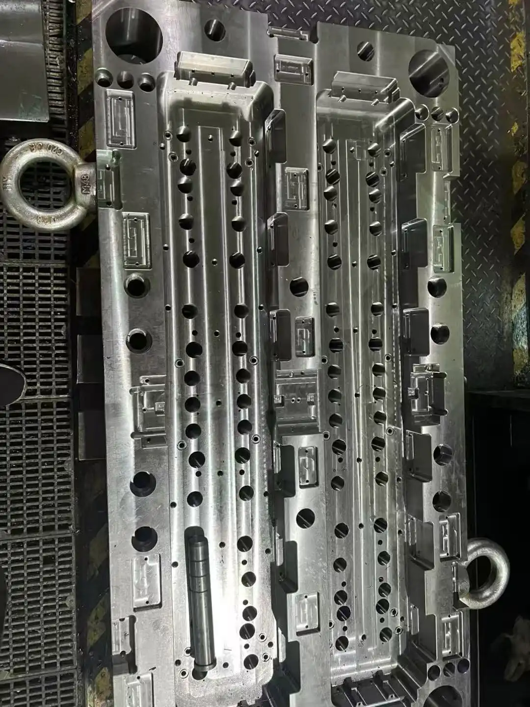 Nhà cung cấp cơ sở khuôn chính xác hỗ trợ hậu cần toàn cầu 1