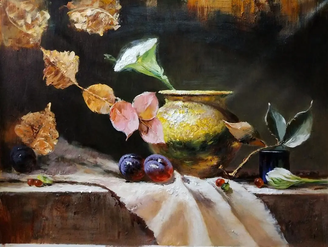 Pintura à mão em tons quentes, uma requintada natureza-morta em vaso de cerâmica, representando ameixas e folhas de outono, em grande formato, perfeita para decoração de parede. Ideal para arte em casa. Pintura a óleo com pinceladas realistas, em paleta de cores quentes, perfeita para decoração de interiores. 1