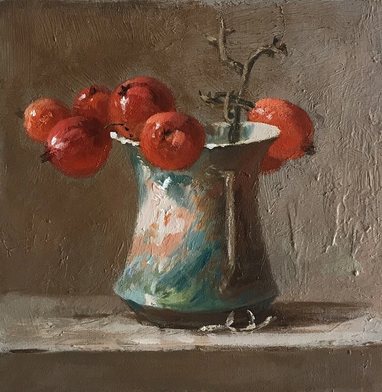 Pintura de natureza morta, feita à mão, em um jarro de cerâmica com textura delicada e belos tons de turquesa, pêssego e creme, perfeita para decoração de interiores. 1