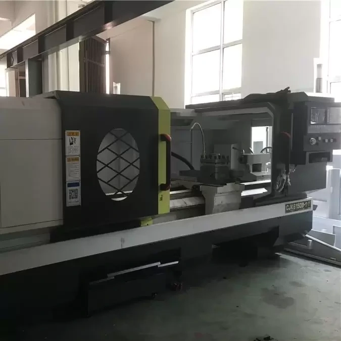 Torno CNC giratório sobre cama de 420 mm – comprimento de usinagem de 1500 mm 1