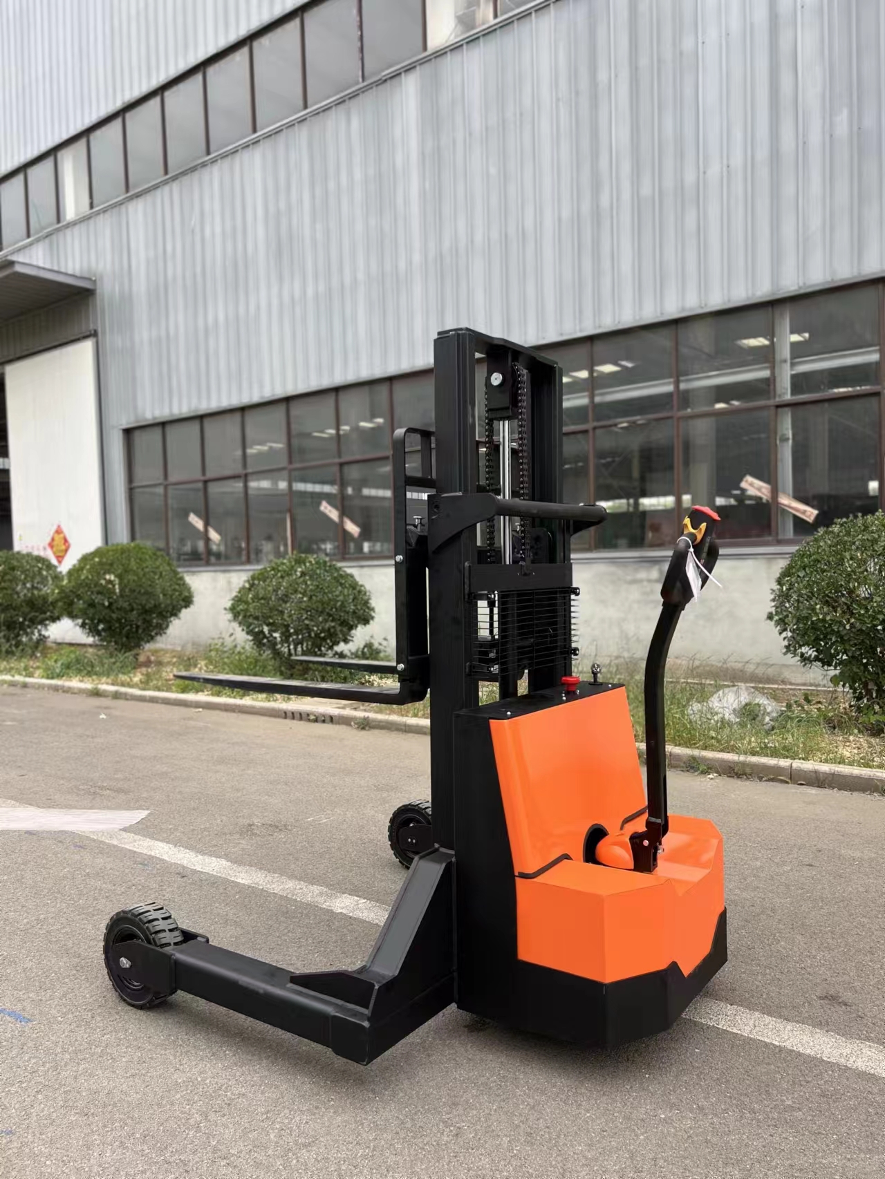 Электрический штабелер VLIFT 1,5 т, 1,6 м для эффективной погрузочно-разгрузочной работы 4