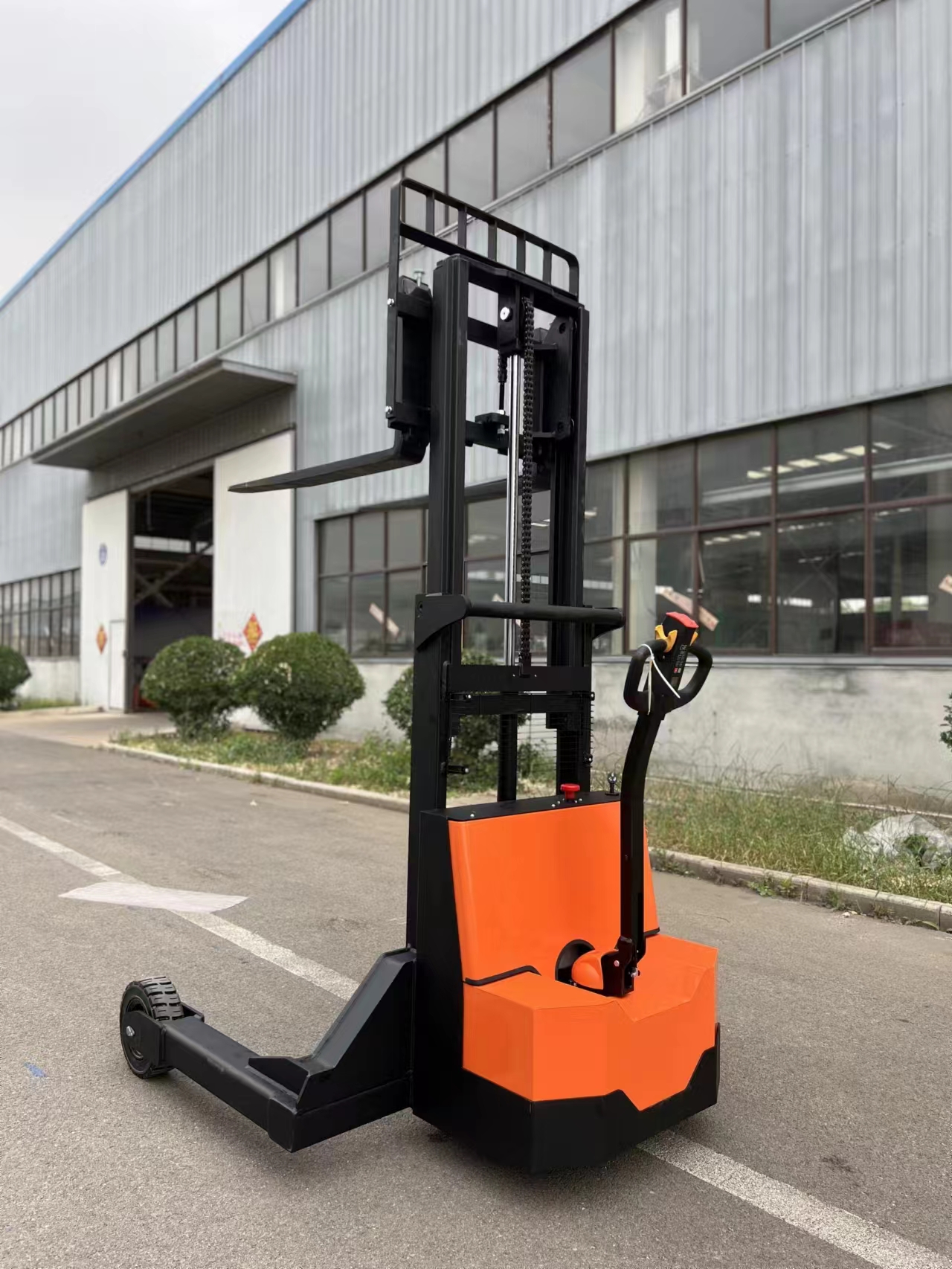 Электрический штабелер VLIFT 1,5 т, 1,6 м для эффективной погрузочно-разгрузочной работы 2