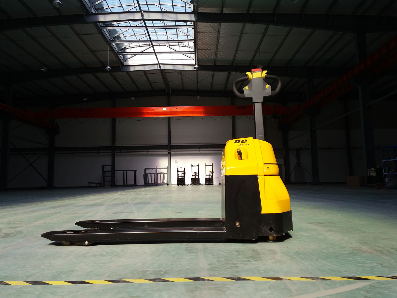 Porta-paletes elétrica VLIFT 2T 24V210Ah 8