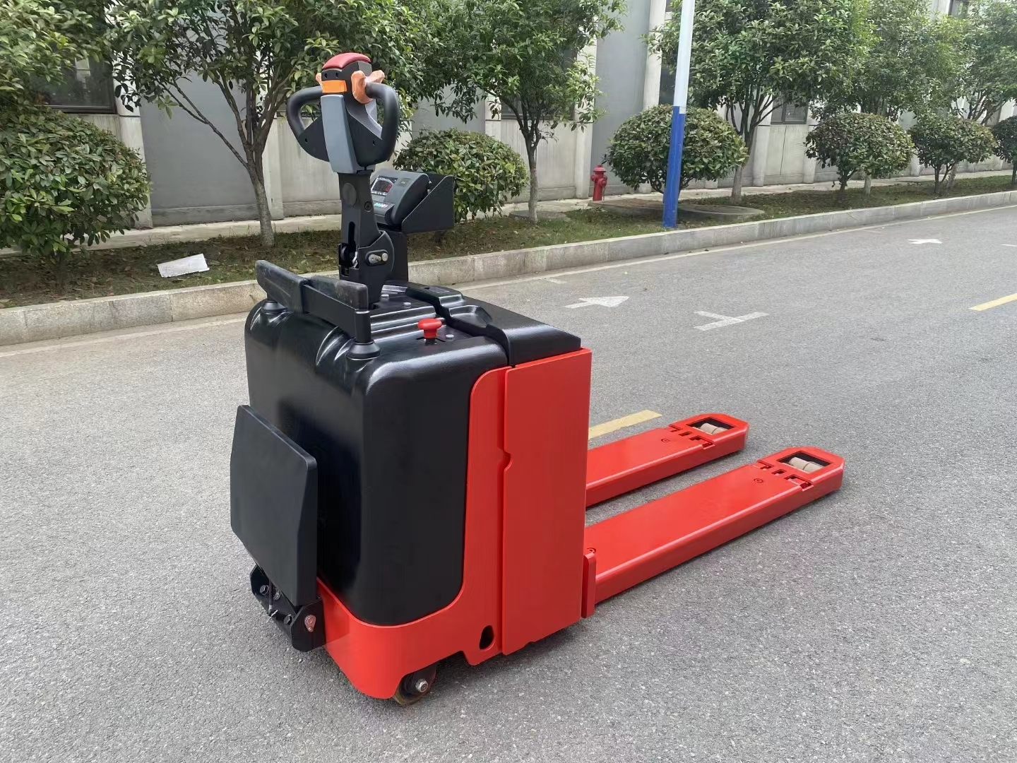 Transpaleta eléctrica con batería VLIFT de 8 toneladas 24V280Ah 1