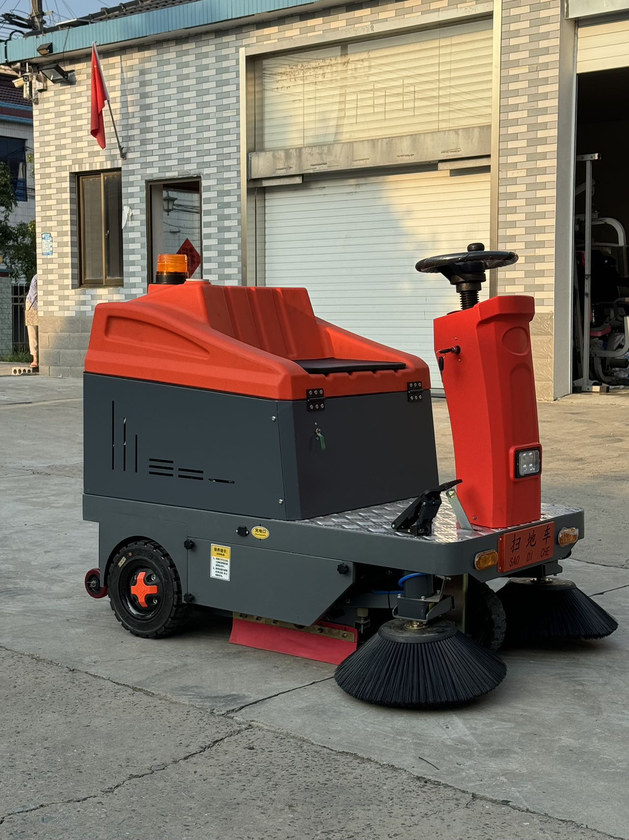 VLIFT Electric Sweeper L2 - Efficient Cleaning Solution 4
