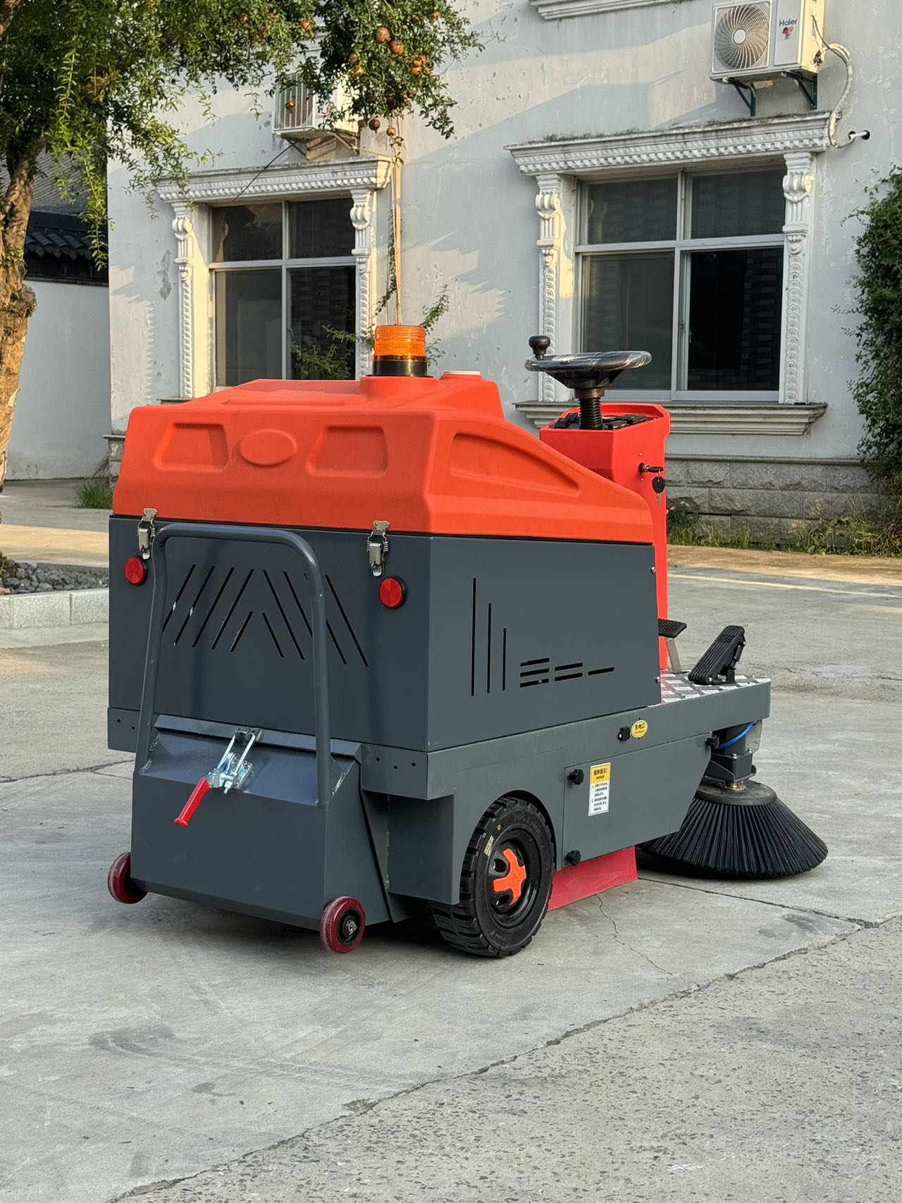 VLIFT Electric Sweeper L2 - Efficient Cleaning Solution 3