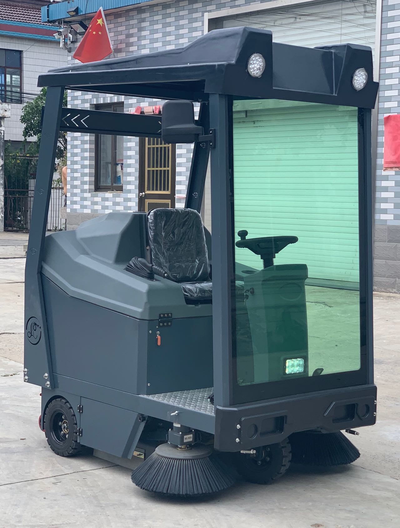 VLIFT Ride-on sweeping machine C7 with 1360mm working width 1