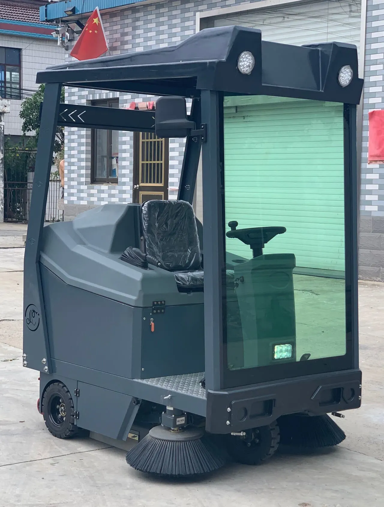 VLIFT Ride-on sweeping machine C7 with 1360mm working width 1