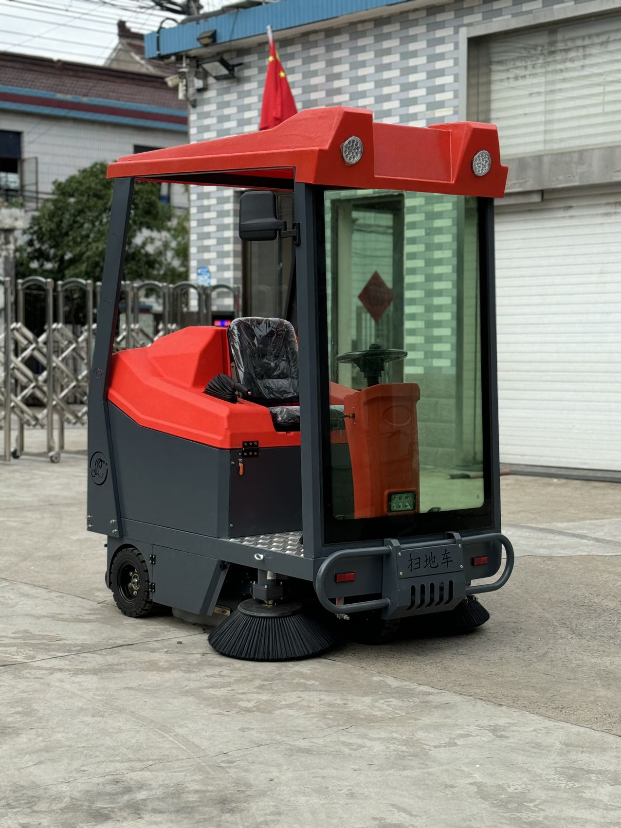 VLIFT Ride-on sweeping machine C7 with 1360mm working width 2