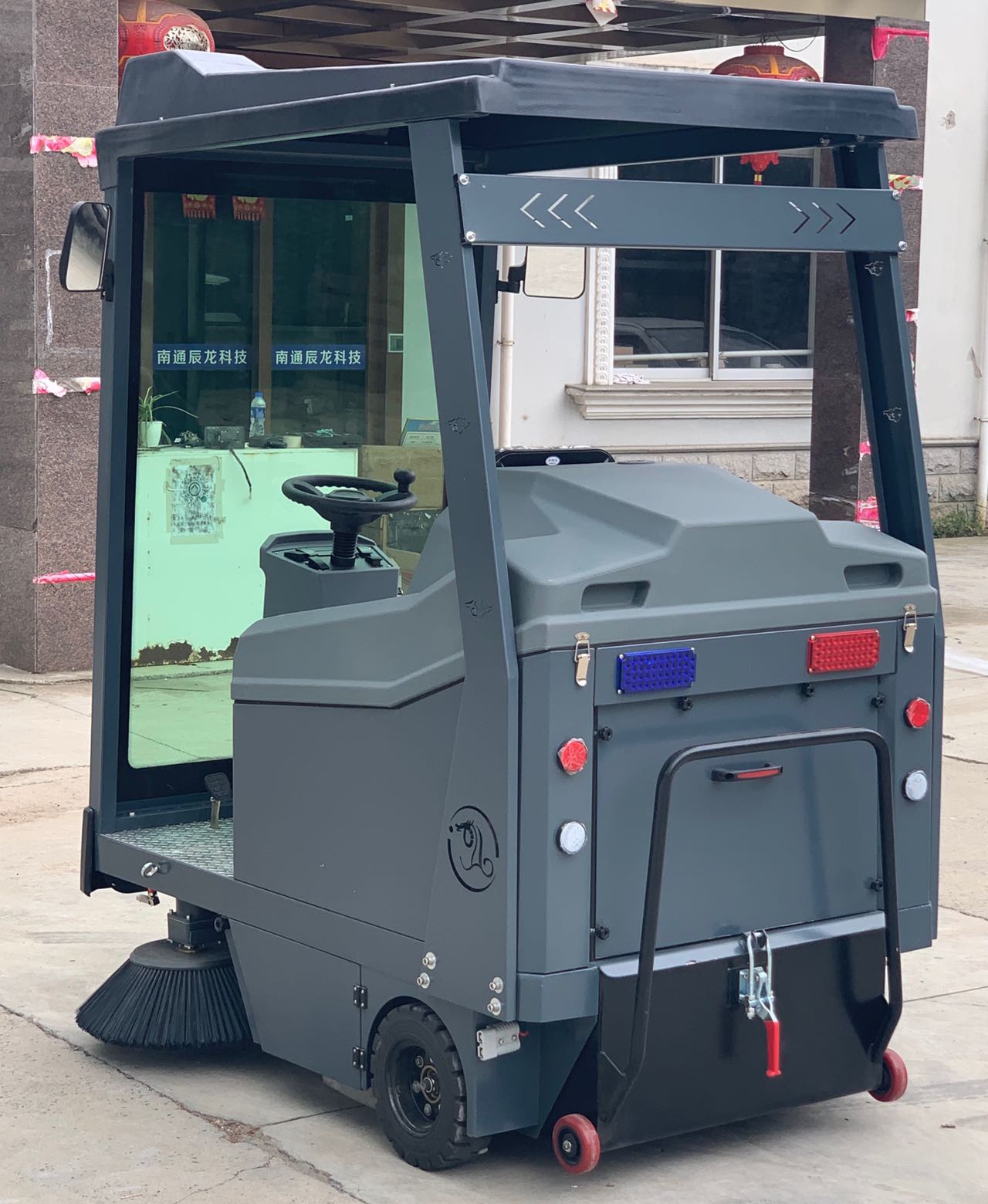 VLIFT Ride-on sweeping machine C7 with 1360mm working width 3