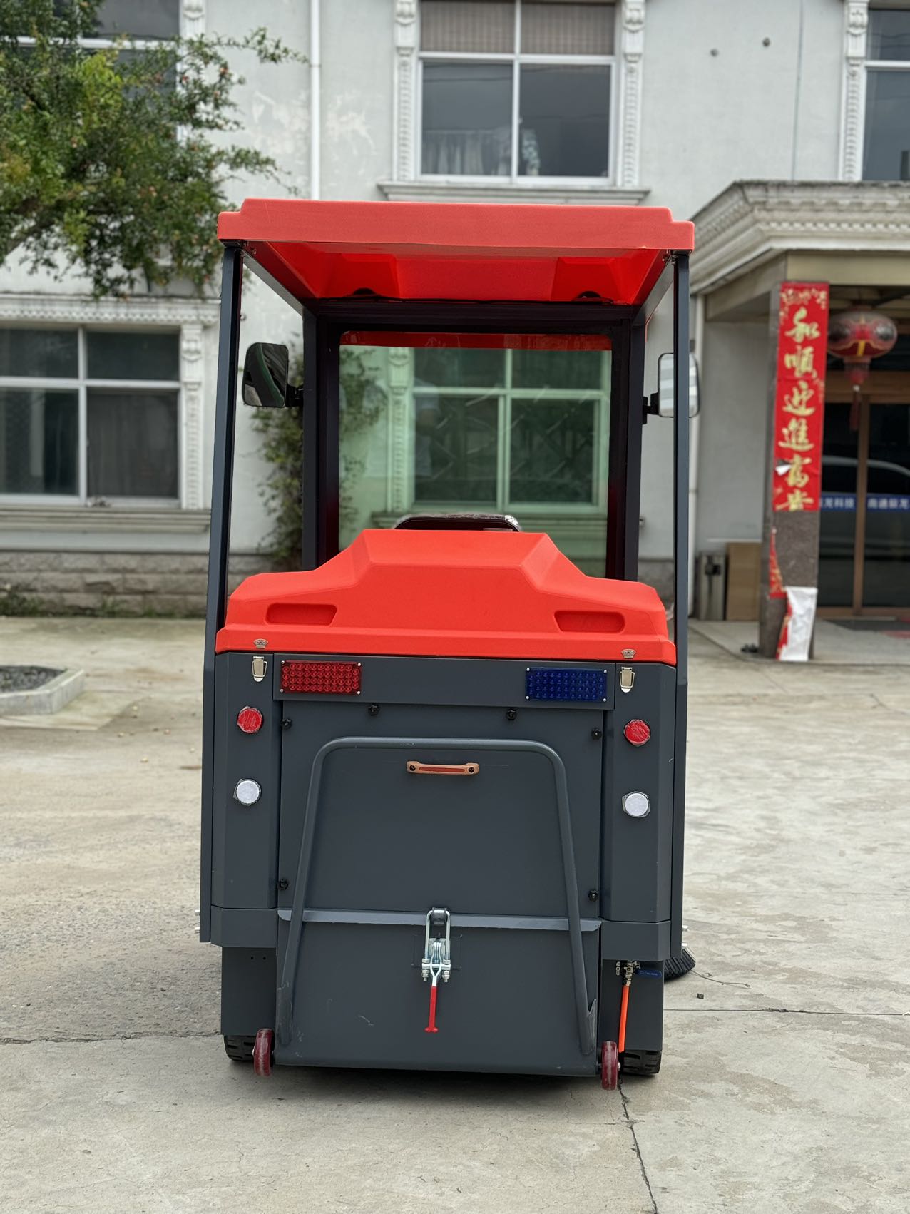 VLIFT Ride-on sweeping machine C7 with 1360mm working width 4