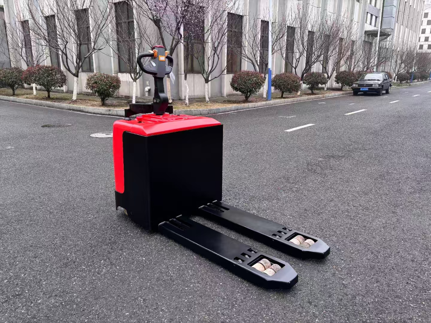 6 Ton Electric Pallet Truck - Heavy Duty Electric Warehouse Forklift 3