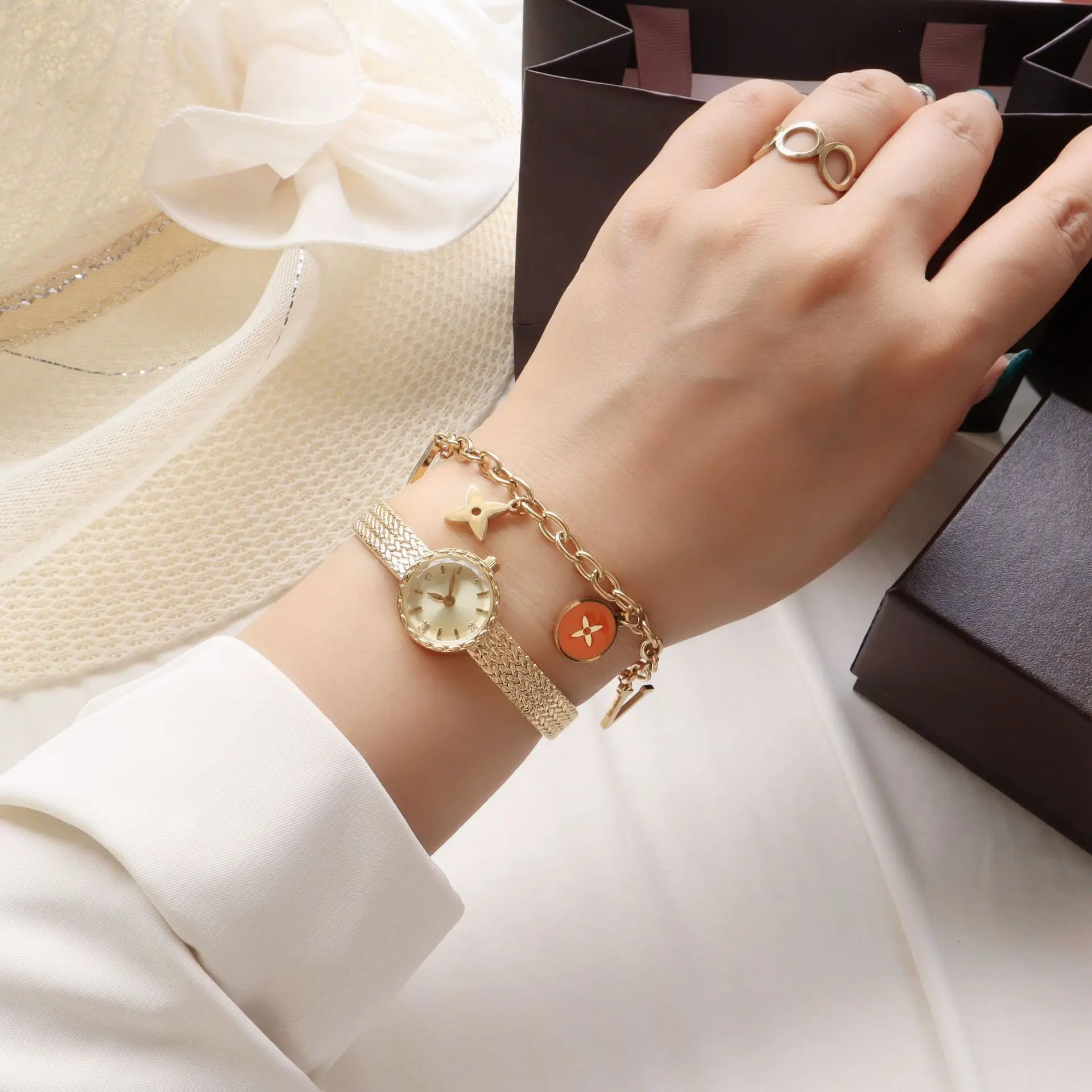 Minimalistische Retro-Nischen-Licht-Luxus-Kleine-Gold-Uhr für Damen, Internet-Promi, heißverkaufte kleine und exquisite Uhr mit kleinem Zifferblatt 3