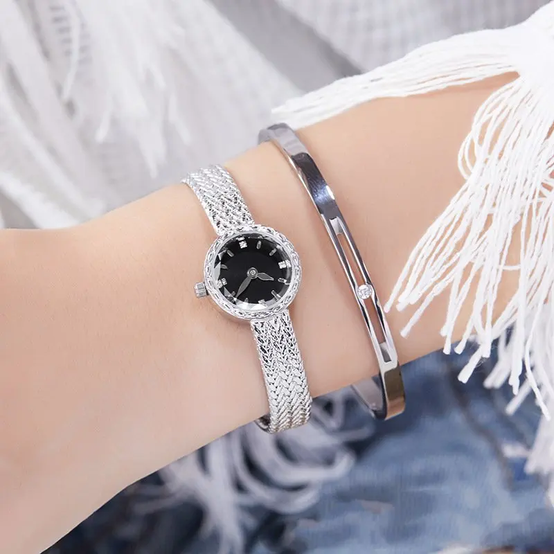 Minimalistische Retro-Nischen-Licht-Luxus-Kleine-Gold-Uhr für Damen, Internet-Promi, heißverkaufte kleine und exquisite Uhr mit kleinem Zifferblatt 4