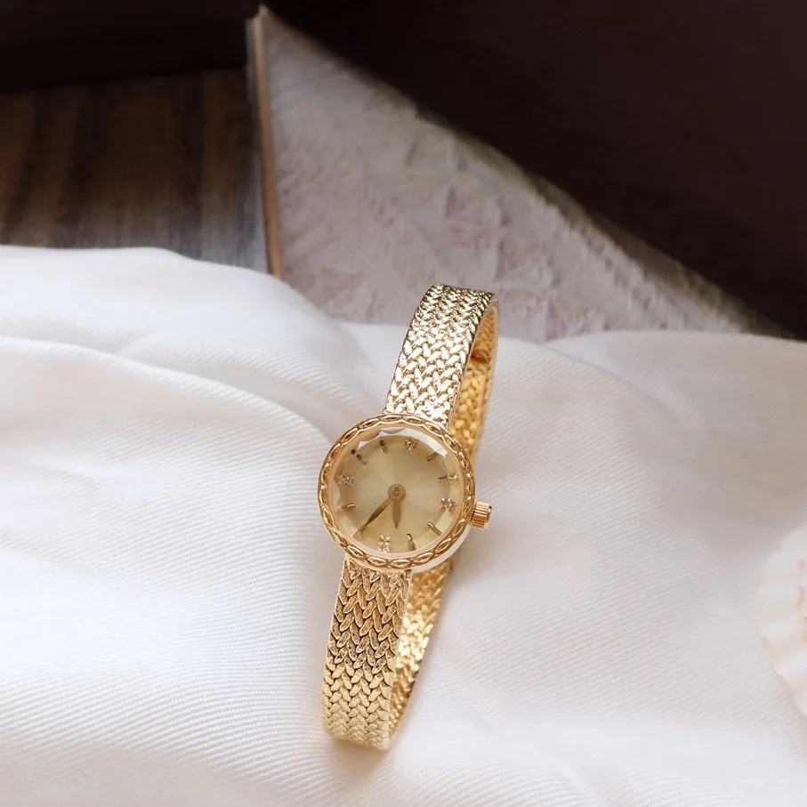 Minimalistische Retro-Nischen-Licht-Luxus-Kleine-Gold-Uhr für Damen, Internet-Promi, heißverkaufte kleine und exquisite Uhr mit kleinem Zifferblatt 2