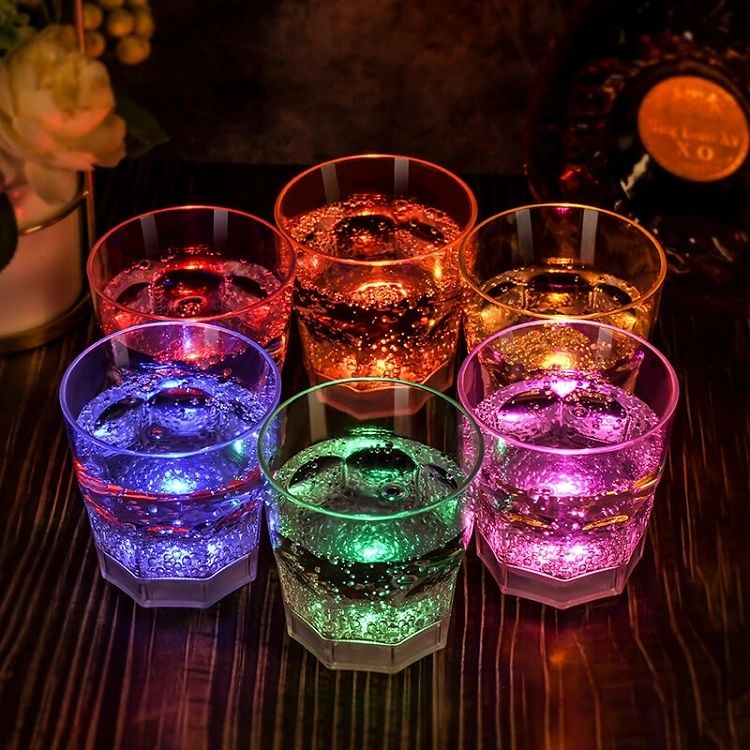 Penjualan Panas Mencerahkan dalam Air Cangkir Wiski 250 ml 6 warna Cangkir Air Glow KTV Bar Penginderaan Air Cangkir Luminescent Plastik 1