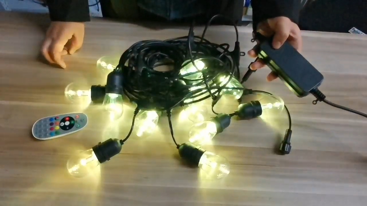 Heiße verkaufende Girlande des Gummigürtels S14, die wasserdichte feenhafte Weihnachtslichter E27 Sockel IP44 im Freien S14 beleuchtet, führte Schnur l 1