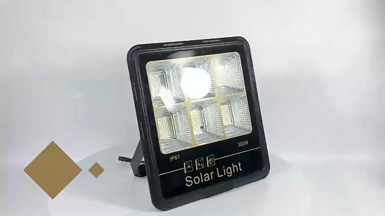 300W Solar Flood Light Luminous White Light Baterai Isi Ulang LED Flood Light IP67 Solar Darurat Banjir Lampu 1