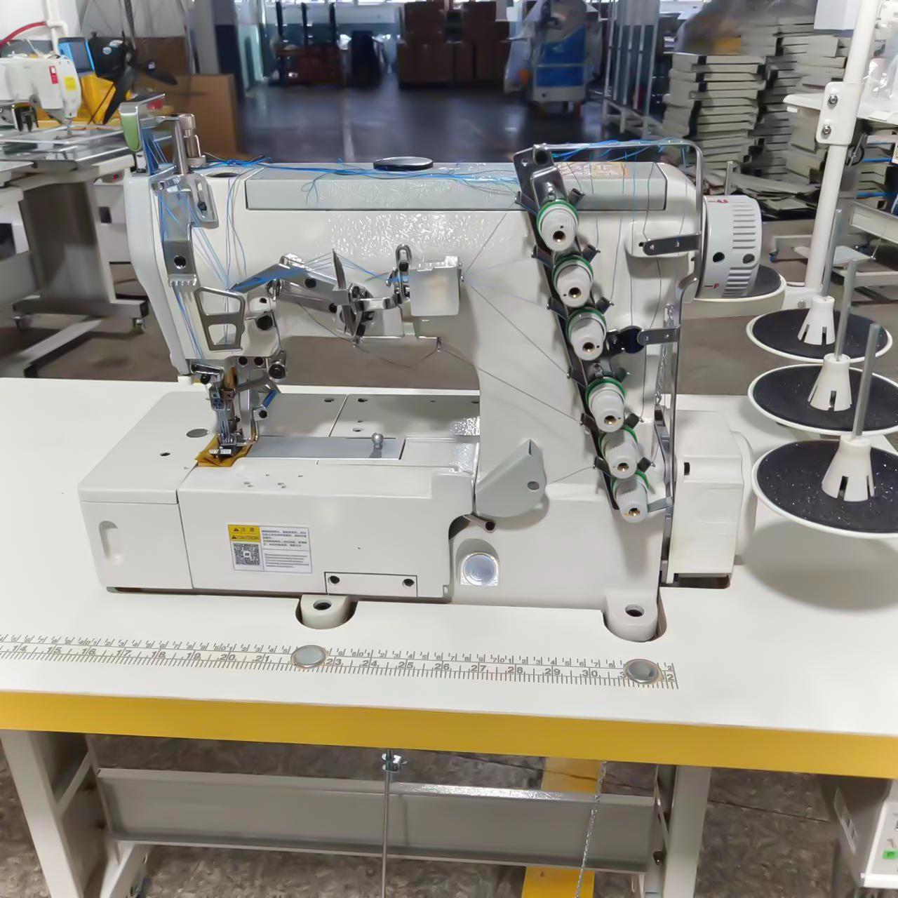 MT500-01cb Máquina de coser industrial con enclavamiento de cama plana de 4 agujas y 6 hilos 4