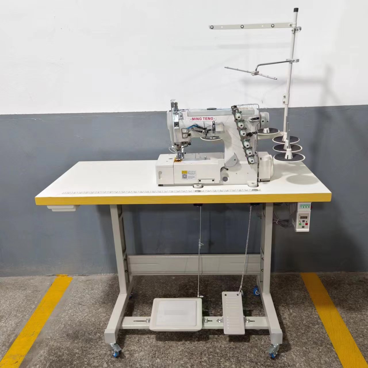 MT500-01cb Máquina de coser industrial con enclavamiento de cama plana de 4 agujas y 6 hilos 5
