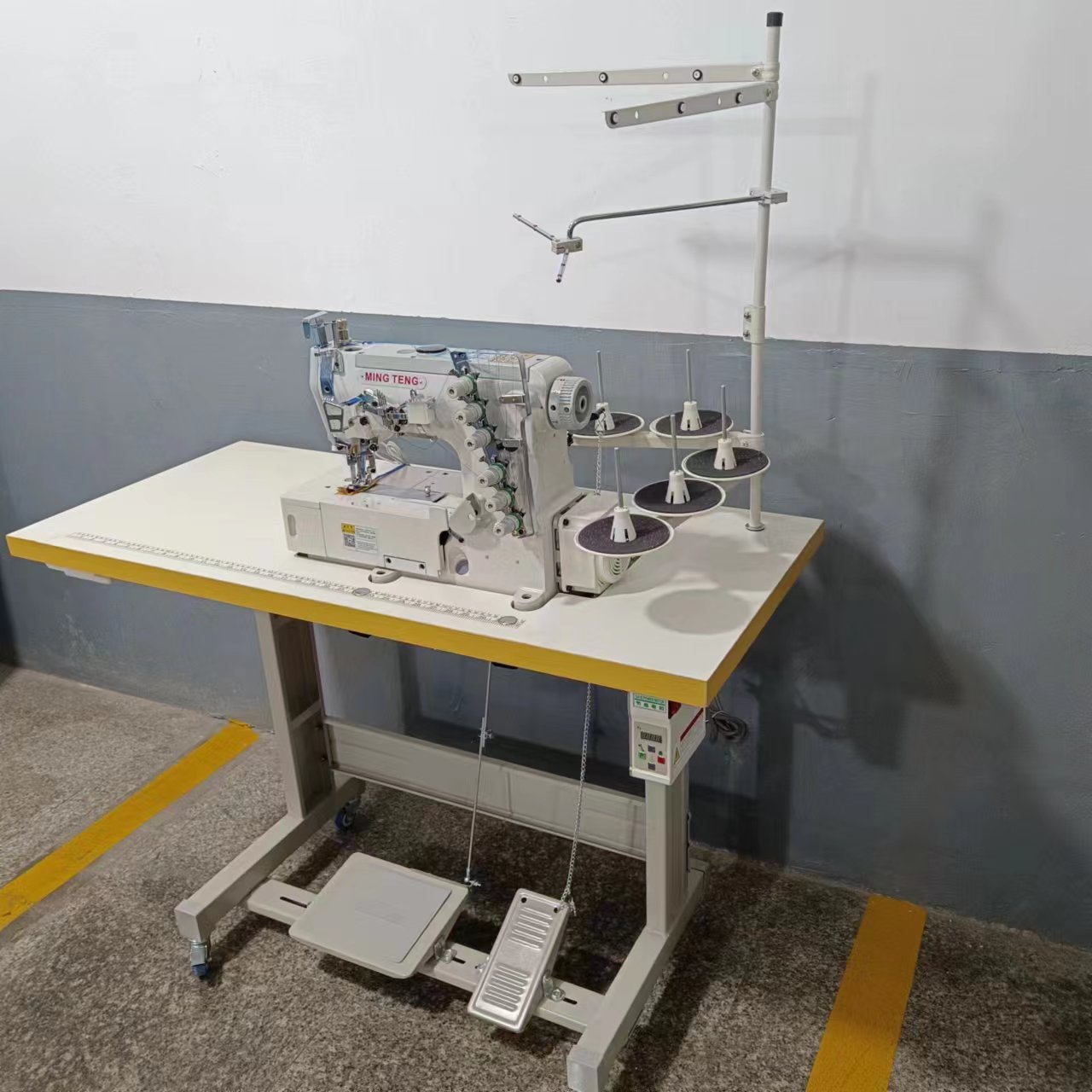 MT500-01cb Máquina de coser industrial con enclavamiento de cama plana de 4 agujas y 6 hilos 6