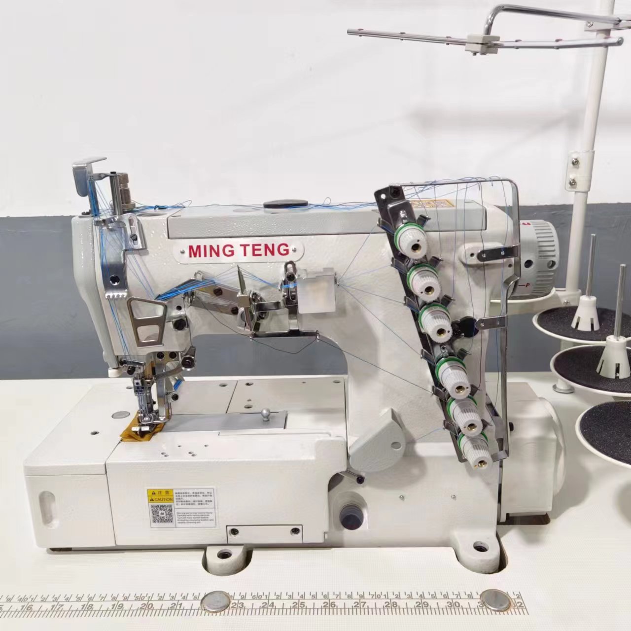 MT500-01cb Máquina de coser industrial con enclavamiento de cama plana de 4 agujas y 6 hilos 7