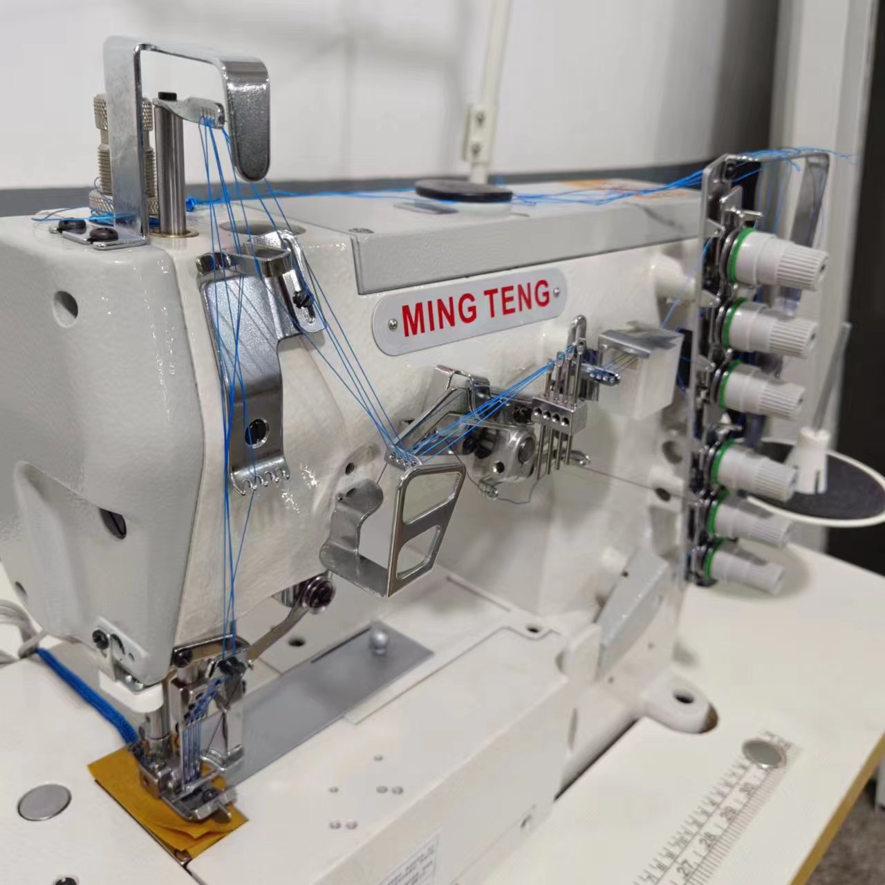 MT500-01cb Máquina de coser industrial con enclavamiento de cama plana de 4 agujas y 6 hilos 8