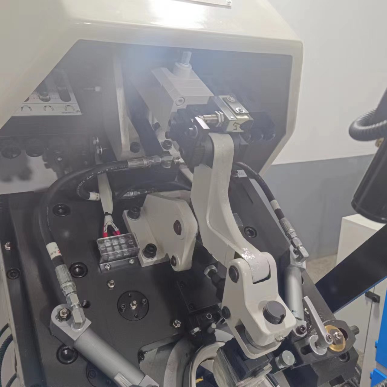 MT-N737MA 9 Pincer Hydraulic Fully Automatic Computerized Shoemaking Cementing Shoe Toe Lasting Machine 7