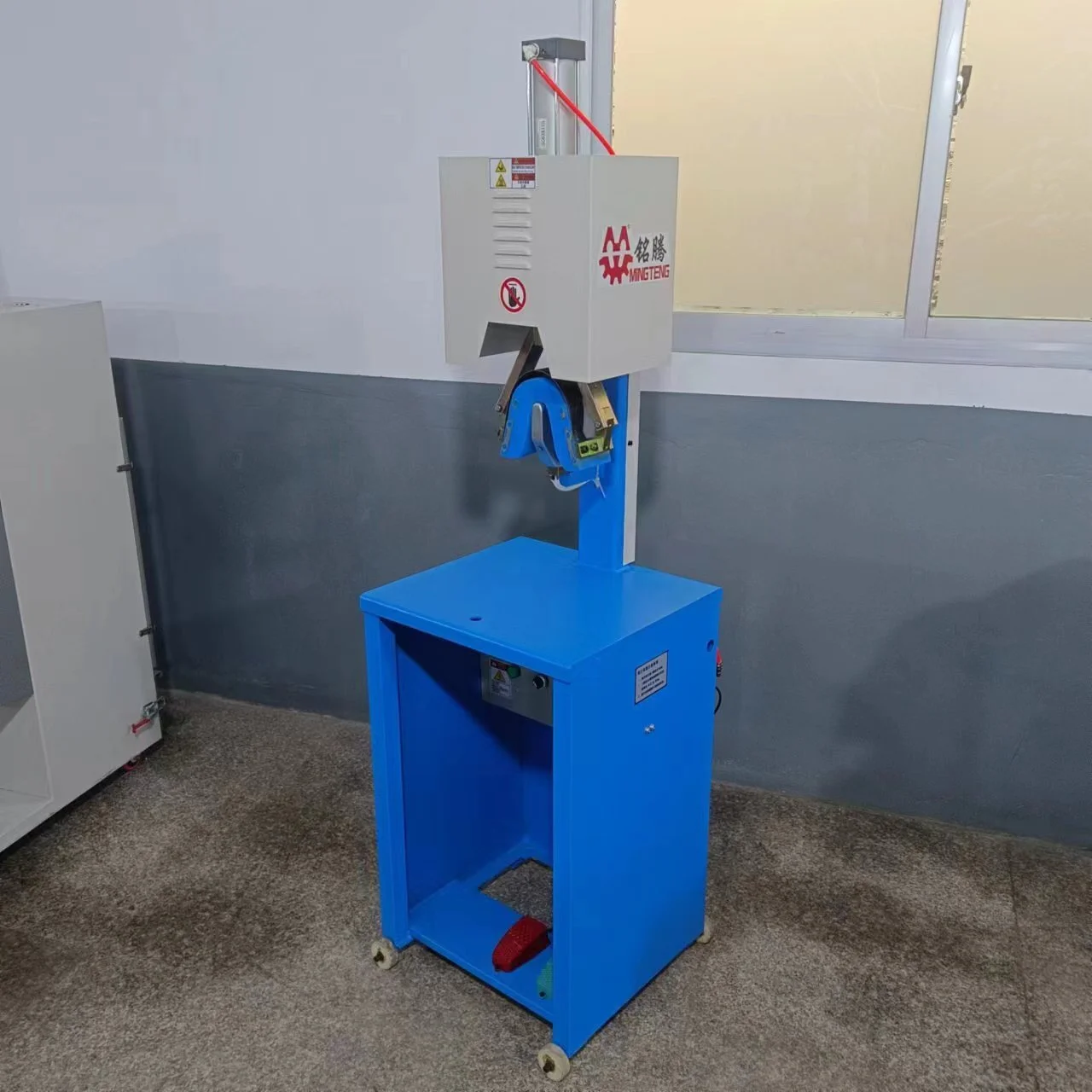 MT-870 Máquina formadora vertical simple de zapatos de tacón caliente 1