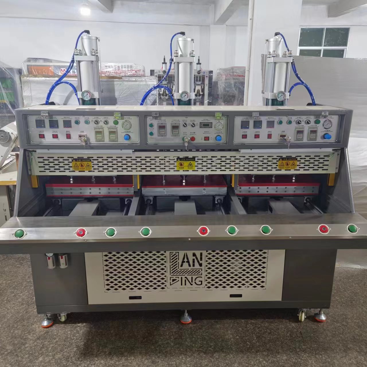 MT-997 Mesa deslizante automática de tres estaciones, máquina de estampado tres en uno, dos calor y uno en frío 1