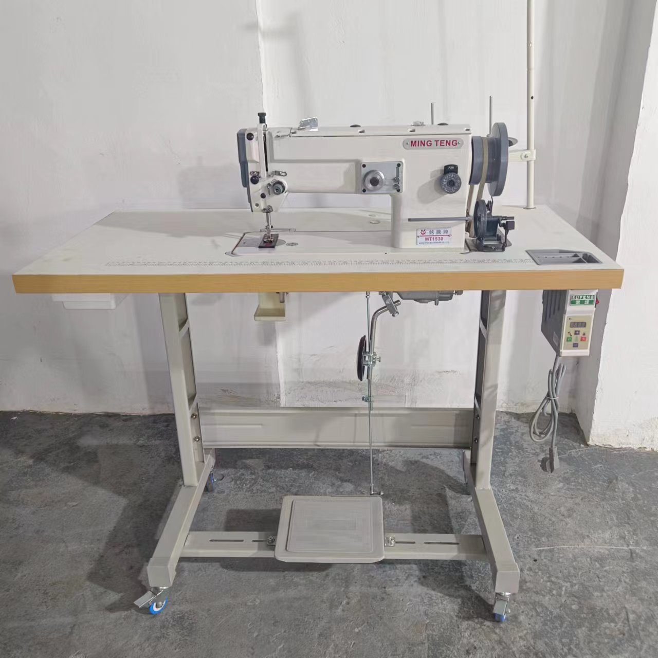 Machine à coudre industrielle en zigzag à grande vitesse MT-1530, grand crochet 4