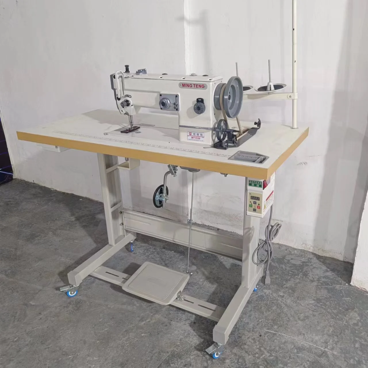 Máquina de coser industrial en zigzag con gancho grande de alta velocidad MT-1530 1