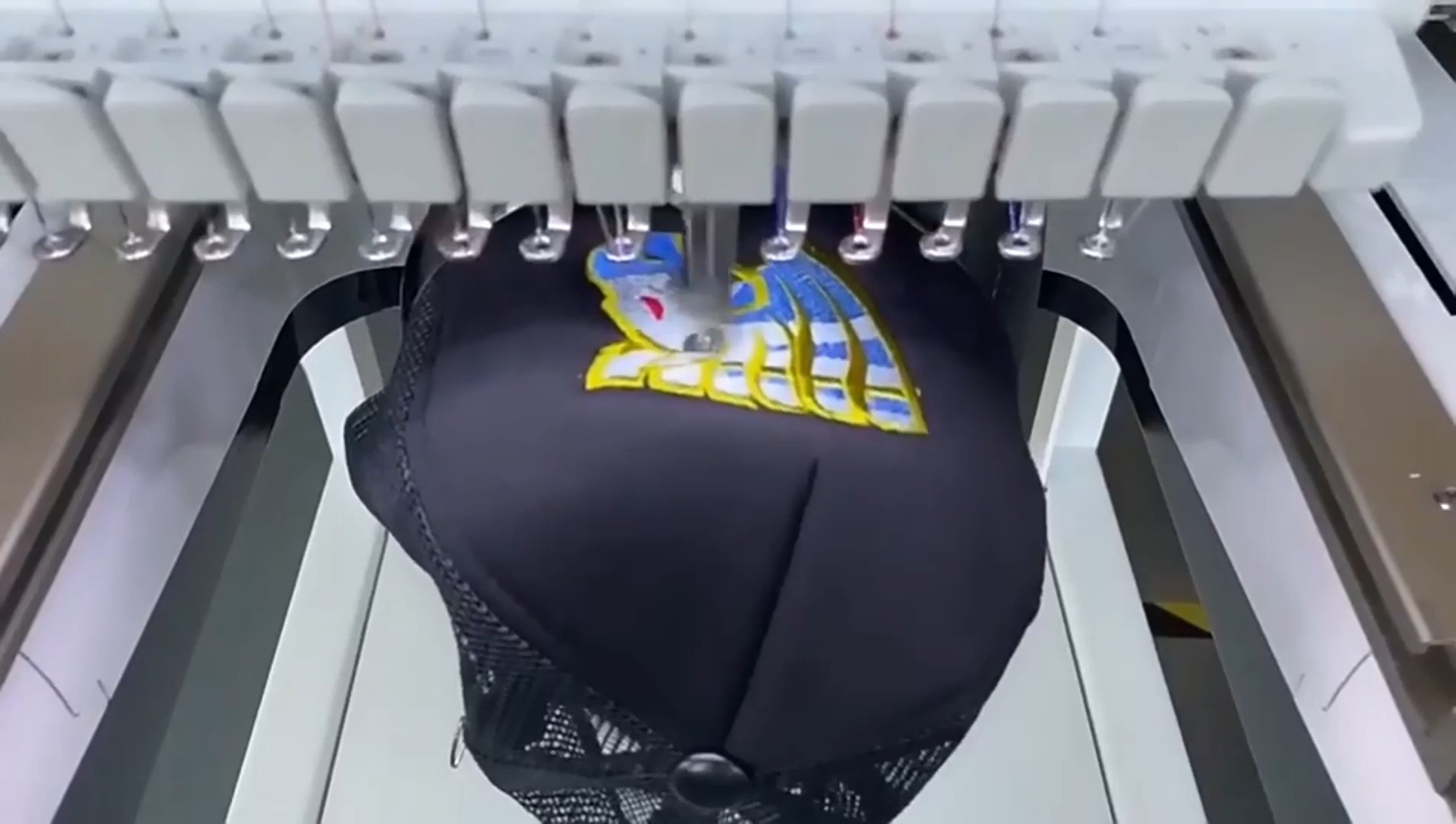 Máquina de bordar por computadora, máquina de jacquard por computadora, efecto de uso, versión de sombrero