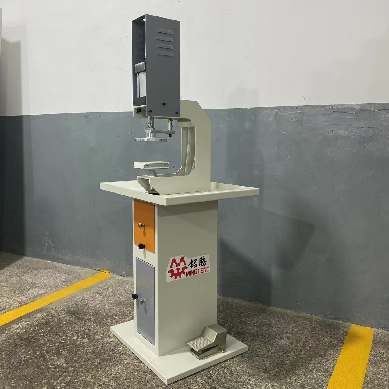 MT-635 High Efficient Hot Sale Semi Automatic Shoe Upper Pneumatic Manual Hole Punching Press Machine 3