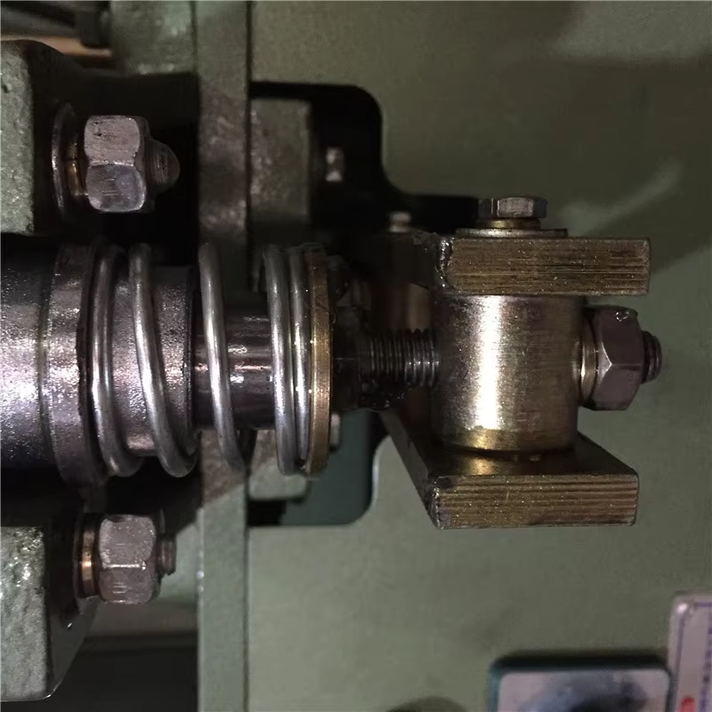 Machine à œillets semi-automatique de forme ovale MT-162 5