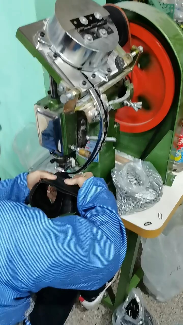 Machine à œillets semi-automatique de forme ovale MT-162 1