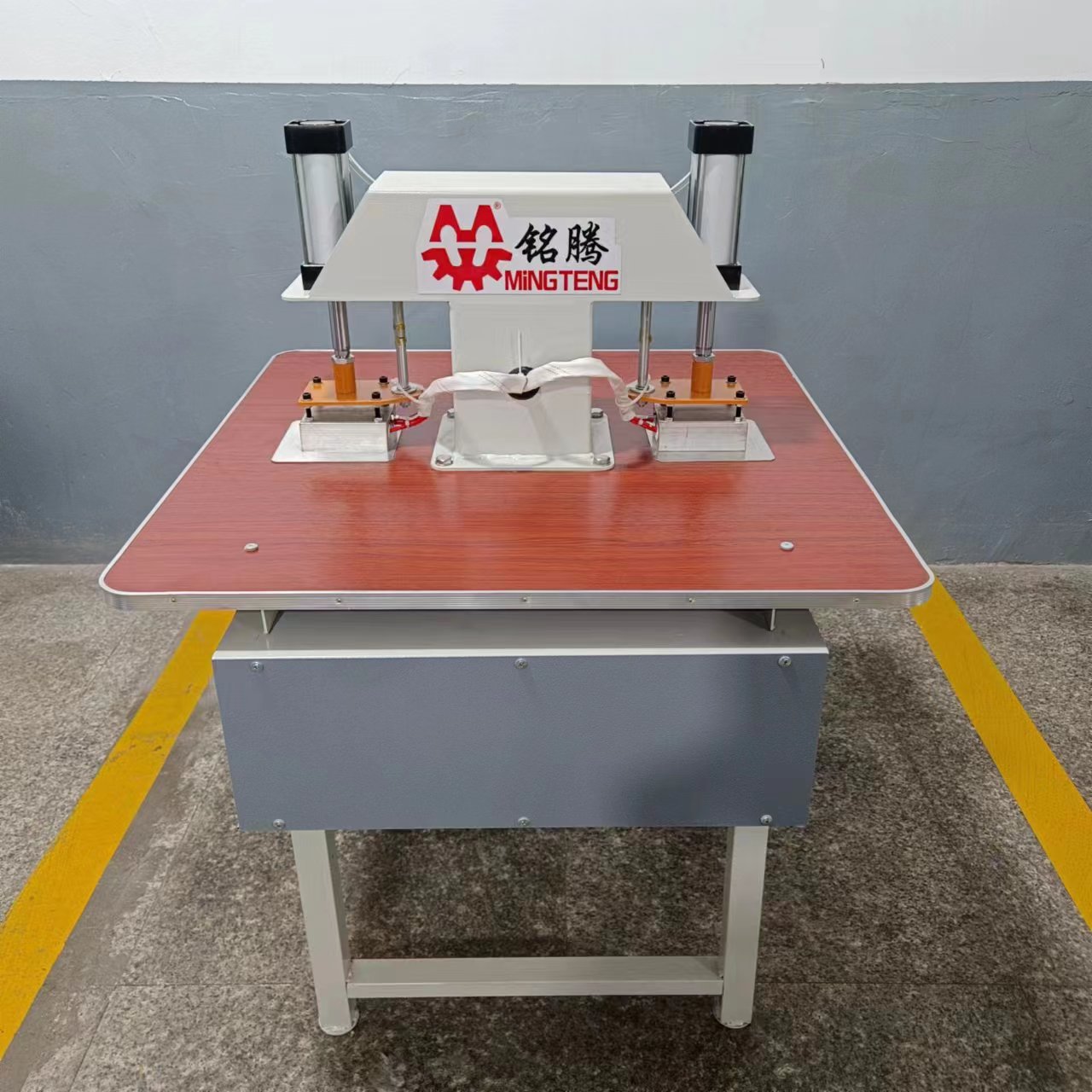 Máquina automática de prensa de logotipo MT-636, marca registrada, etiqueta automática de doble estación, estampado en caliente para fabricación de lengua de plantilla 3