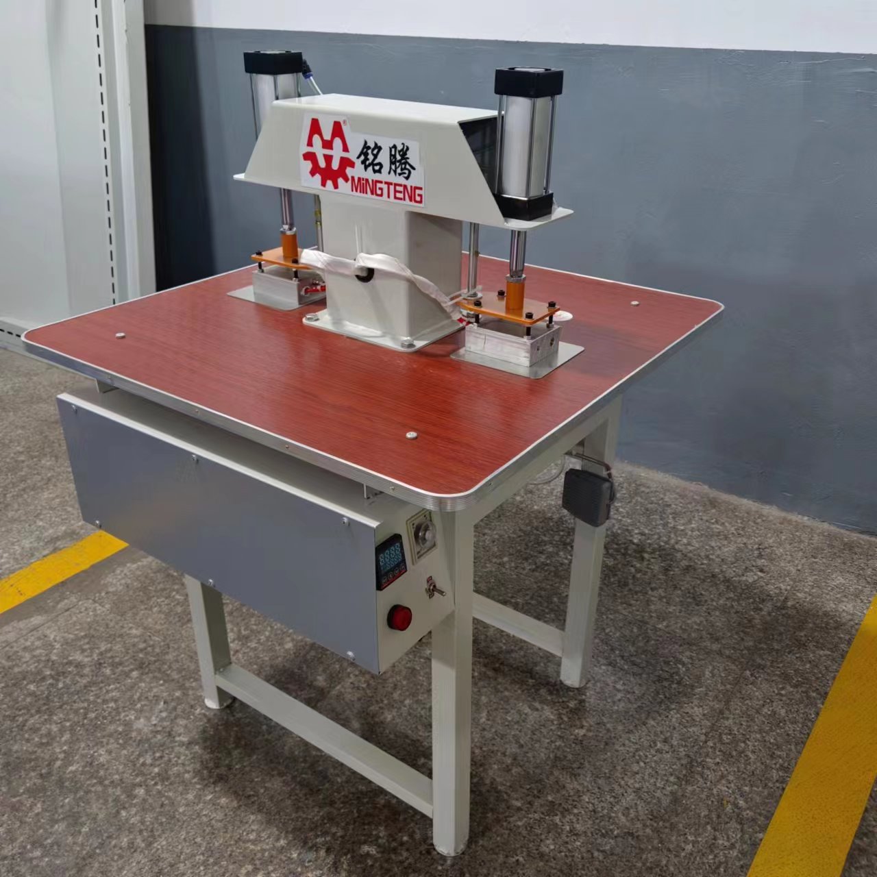 Máquina automática de prensa de logotipo MT-636, marca registrada, etiqueta automática de doble estación, estampado en caliente para fabricación de lengua de plantilla 4