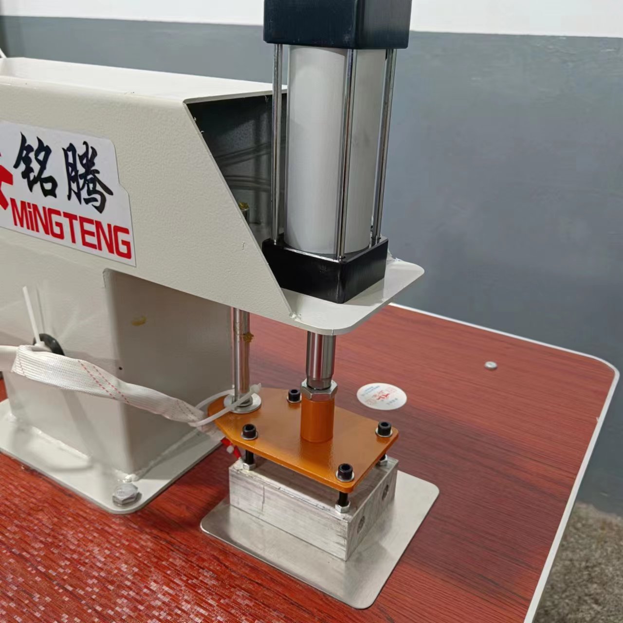 Máquina automática de prensa de logotipo MT-636, marca registrada, etiqueta automática de doble estación, estampado en caliente para fabricación de lengua de plantilla 6