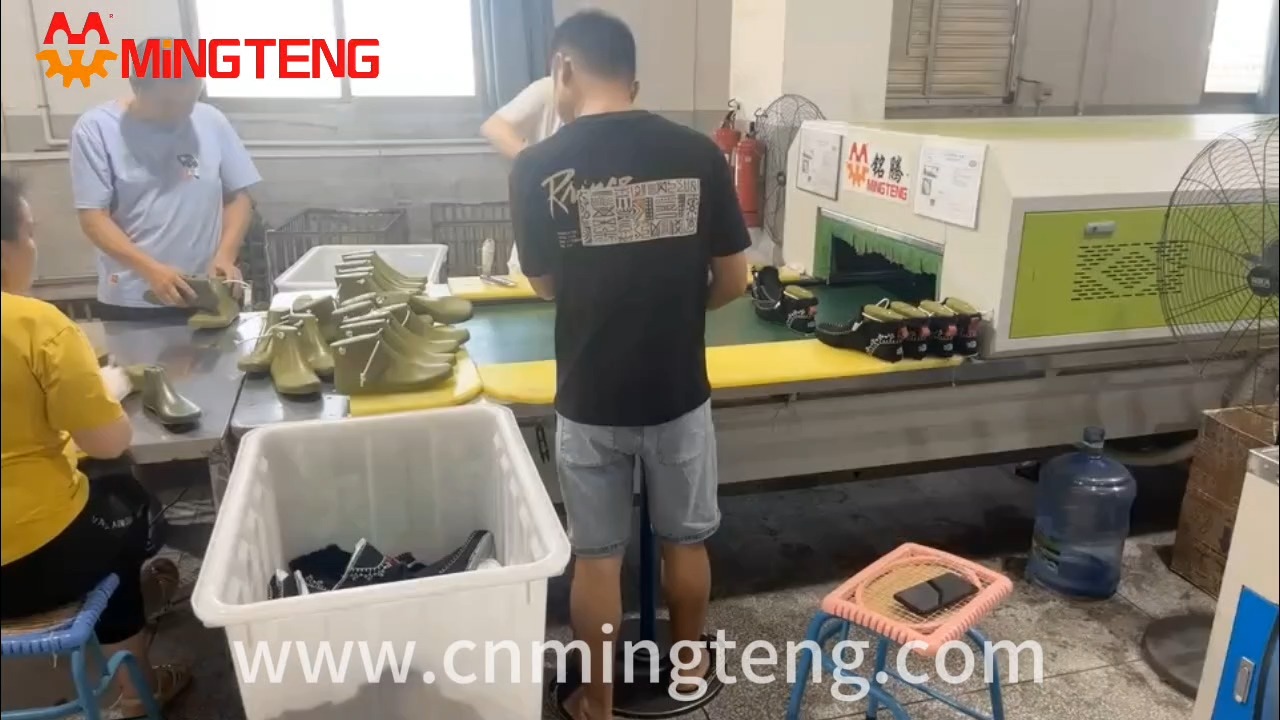 Демонстрация фактической машины на производственной линии обувного завода Mingteng.