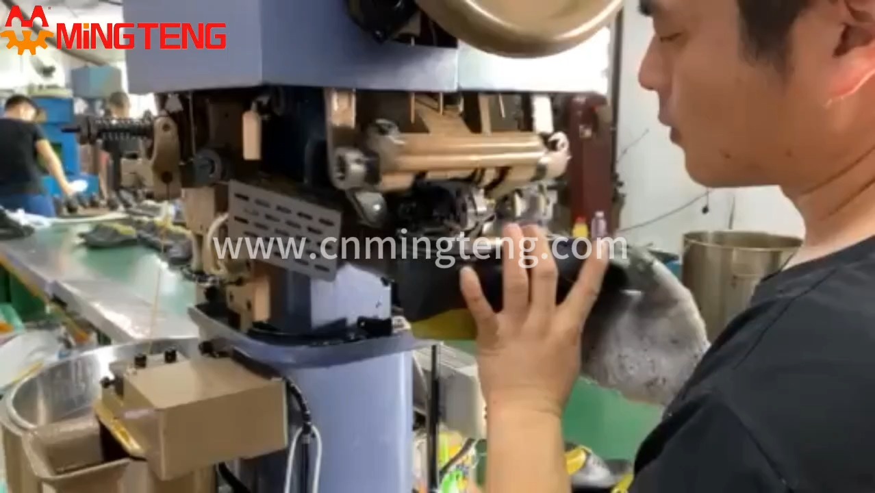 Comment utiliser la machine à coudre trépointe pour bottes Martin ?